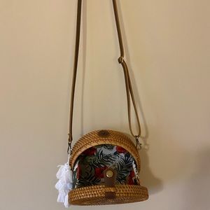 Woven basket crossbody/shoulder purse.